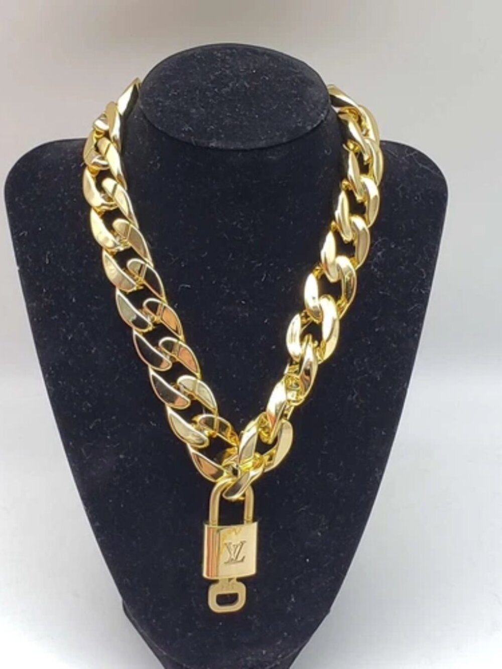 Gold-Plated Necklace with Authentic Louis Vuitton Padlock - Picture 2 of 11